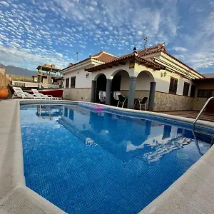 https://casa-con-piscina-en-tenerife-vista-mar-y-el-teide.tenerifehoteles.net